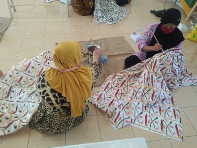 A mangrove pattern batik creation training with natural and synthetic colorings. This activity was one of the Communities Inspiring Actions for Change (SIGAP) activities set under the MERA program framework.