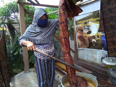 A batik productions’ liquid waste processing training in Mangunharjo Subdistrict, Semarang City. This activity was one of the Communities Inspiring Actions for Change (SIGAP) activities set under the MERA program framework.
