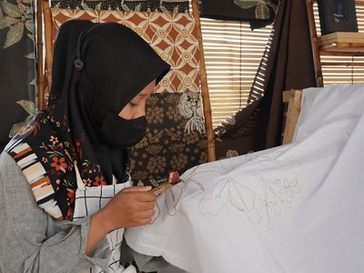 A batik crafter of Mangunharjo Subdistrict was crafting a batik cloth with mangrove patterns