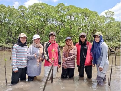 Para Srikandi dari Teluk Sulaiman yang mendedikasikan jiwa dan raga untuk menjaga alam dan komunitasnya.