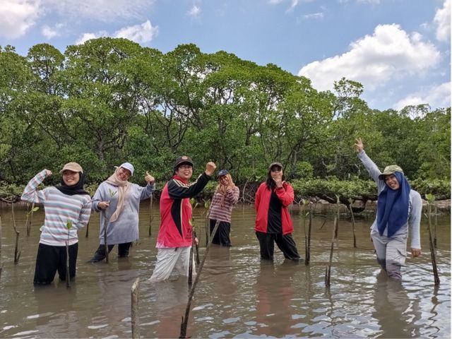 Para perempuan Forlika dan Kampung Teluk Sulaiman penuh semangat dan riang hati melestarikan alam sekitar mereka.