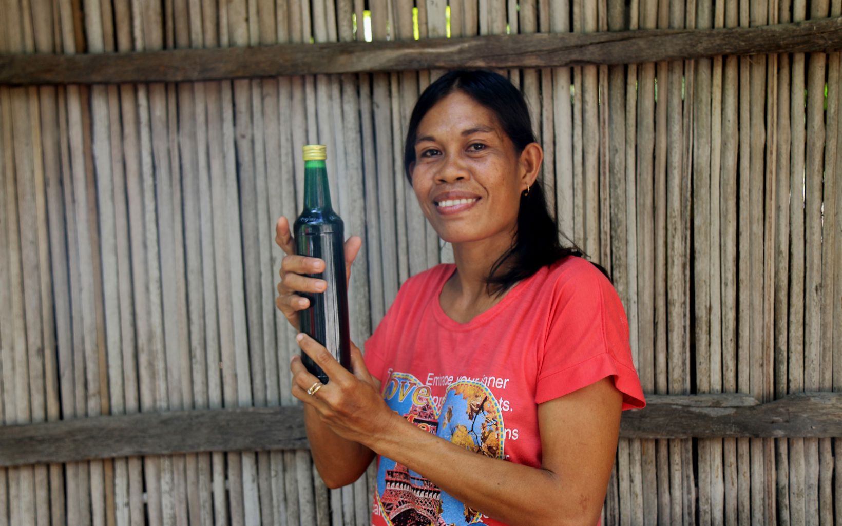 
                
                  Fransina Dethan  Anggota Kelompok Setia Usaha yang memegang salah satu produk jadi olahan rumput laut, sirup rumput laut.
                  © Nugroho Arif Prabowo/YKAN
                
              