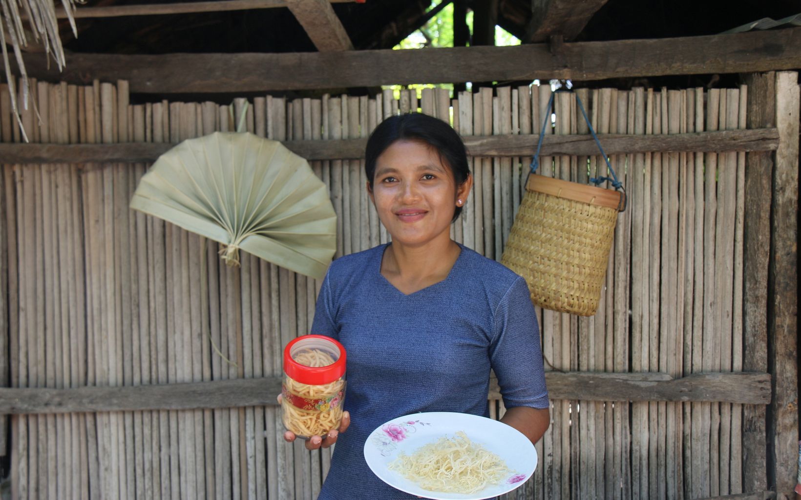 
                
                  Mince Ndun  Anggota Kelompok Setia Usaha memegang salah satu produk olahan rumput laut berupa kue kering.
                  © Nugroho Arif Prabowo/YKAN
                
              