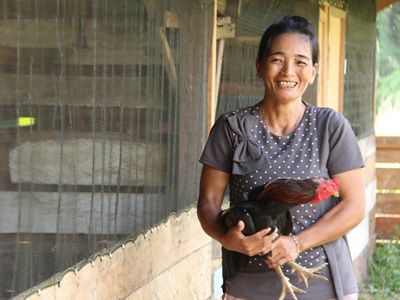 Perempuan Dayak Mapnan Long Duhung yang aktif menjaga Hutan Wungun melalui kelompok patroli hutan.