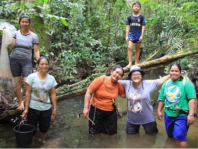 Ketika para bapak Dayak Mapnan Long Duhung sedang bergiliran melakukan patroli hutan, para ibu menangkap ikan di Sungai Blu’ Enyiu, salah satu sungai di Hutan Wungun, untuk bahan makan siang bersama.