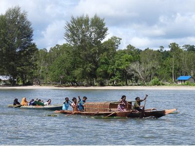 The rowing competition, which was participated by both male and female groups, became one of the events that attracts the attention of all residents. Wala Dance, a traditional dance of the Matbat Tribe, tells the story of their ancestral journey.