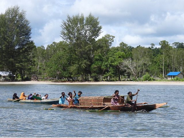 The rowing competition, which was participated by both male and female groups, became one of the events that attracts the attention of all residents. Wala Dance, a traditional dance of the Matbat Tribe, tells the story of their ancestral journey.
