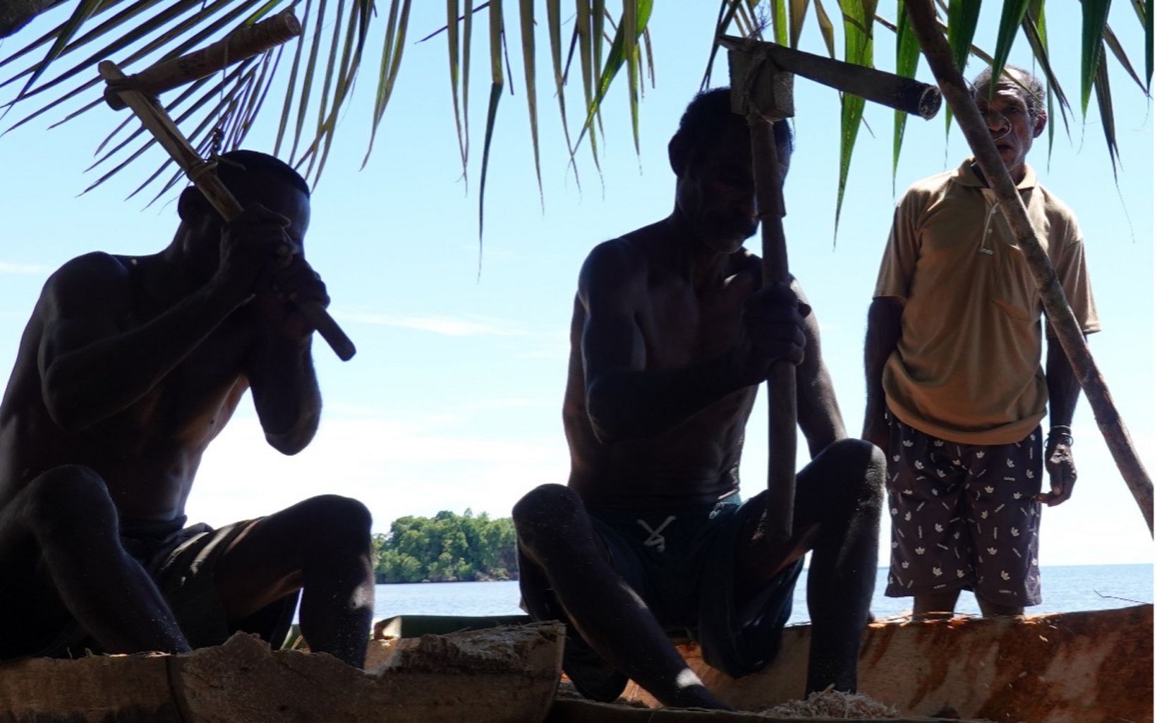 Keterangan Foto Perwakilan dari kelima kampung di Distrik Misool Utara menokok sagu bersama sebagai bagian dari Festival Budaya Misool Utara yang memperkenalkan budaya dan hidup keseharian warga Matbat. © Nugroho Arif Prabowo/YKAN