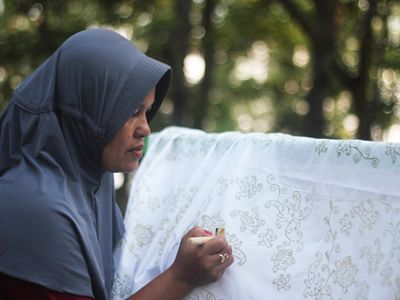 Salah satu anggota kelompok perempuan Kampung Teluk Semanting sedang membatik.