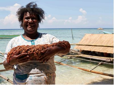 Aderce, one of the members of Waifuna, brought a pineapple sea cucumber when he opened sasi.