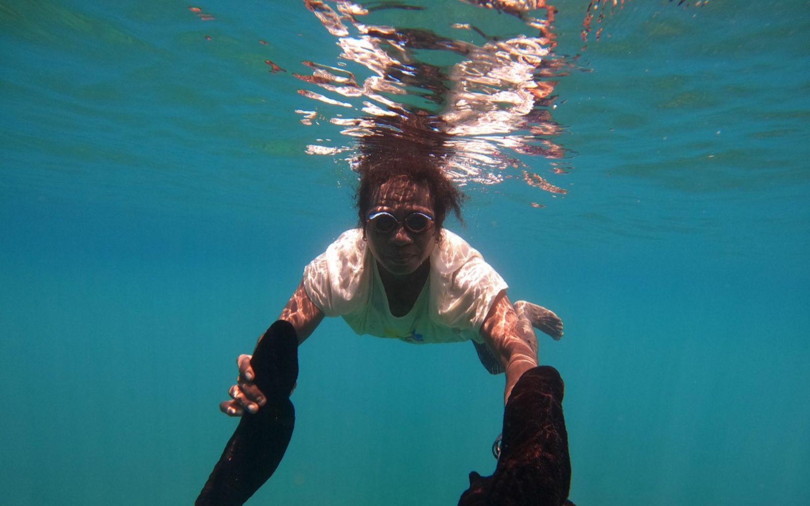 Agustina Kacili Salah satu anggota Waifuna sedang menyelam bebas untuk mengambil teripang pada masa buka sasi. © Awaludinnoer/YKAN