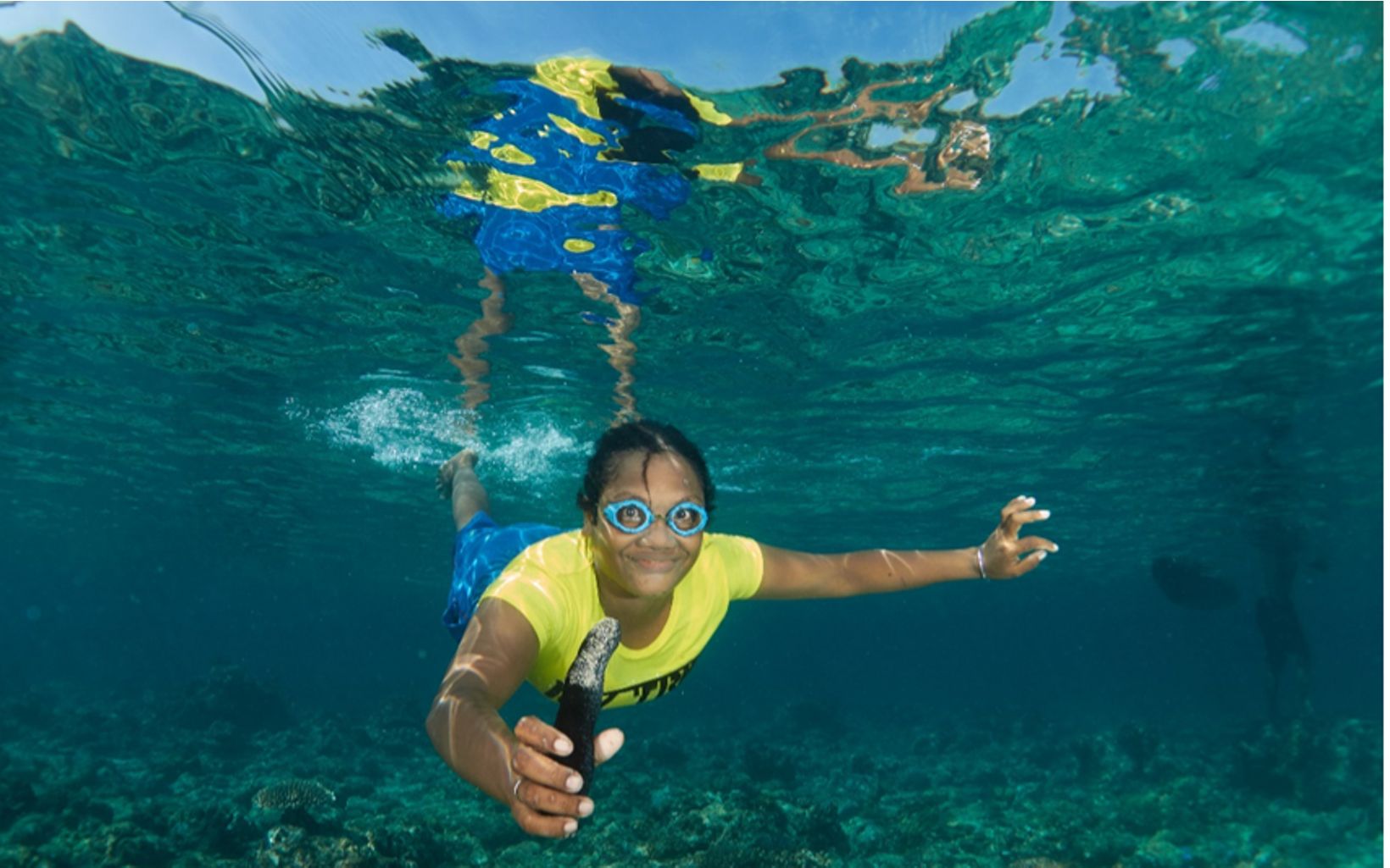 Kristina Hay Salah satu anggota Waifuna sedang  menyelam bebas untuk mengambil teripang pada masa buka sasi. © Awaludinnoer/YKAN