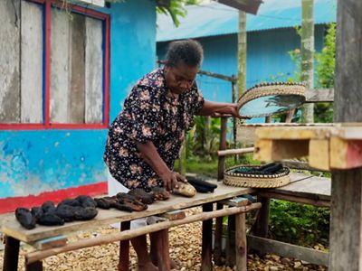 Almina Kacilli is processing sea cucumbers from the opening of the sasi.