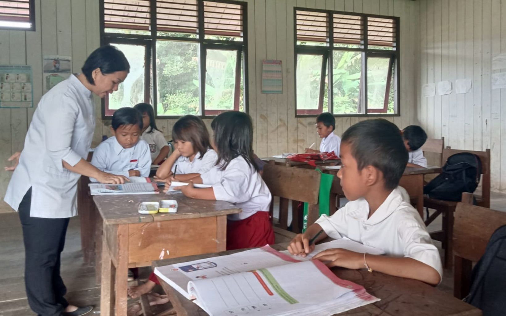 
                
                  Pahlawan Tanpa Tanda Jasa  Yervina juga mengabdikan diri sebagai guru sekolah dasar di SDN 001 Merabu.
                  © Merry Tobing/YKAN
                
              