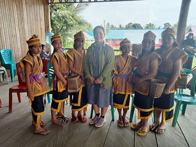 Yervina mendidik kader harapan untuk Kampung Merabu yang lestari.