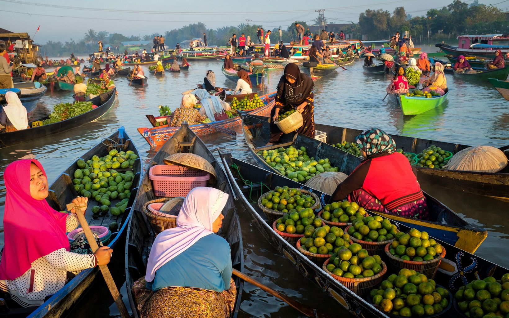 Lok Baintan Floating Market Residents make transactions at Aung Lok Baintan Market, Banjarmasin, South Kalimantan. August 16, 2018. © Hariandi Hafid/Kontes Foto Global 2019
