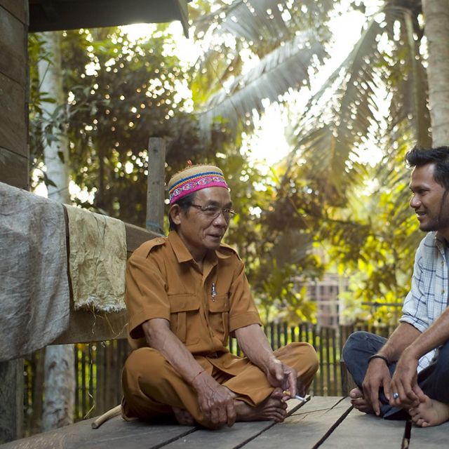 Willibrobbs Djoka (kanan), anggota tim pengelola Kawasan Konservasi Alam untuk Wehea dan Lesan di wilayah Kalimantan, Indonesia, berbicara dengan kepala desa Ledgie Taq.