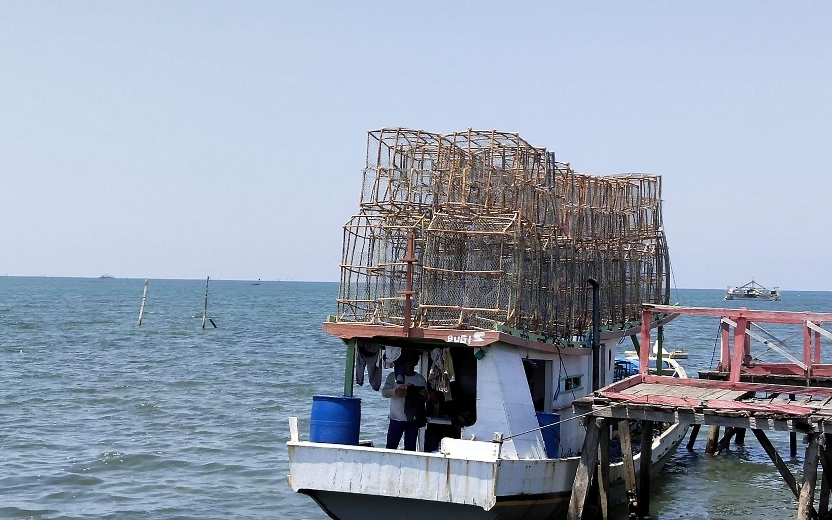 
                
                  Menebar bubu (perangkap ikan) Sebuah perahu nelayan di dermaga Kolaka sedang bersiap untuk menyebarkan perangkap ikan.
                  © YKAN
                
              