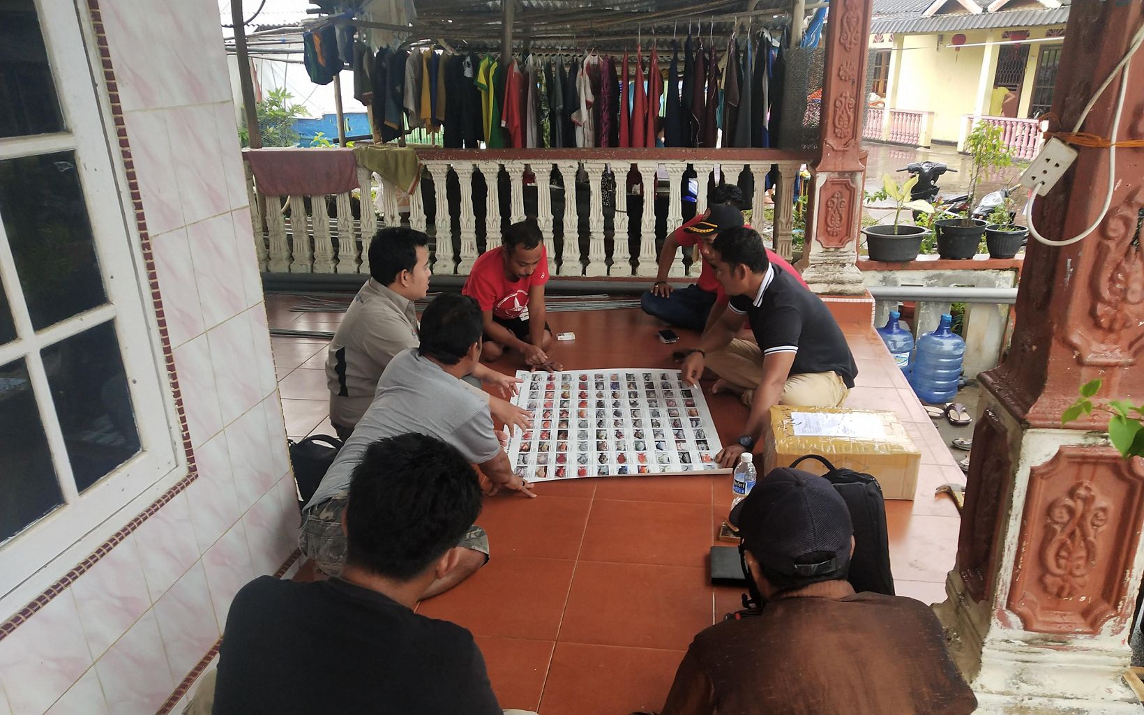 FishFace Counseling The YKAN field team is giving an explanation about the Sustainable Fish Program to the fishermen of Bintan Island. © YKAN