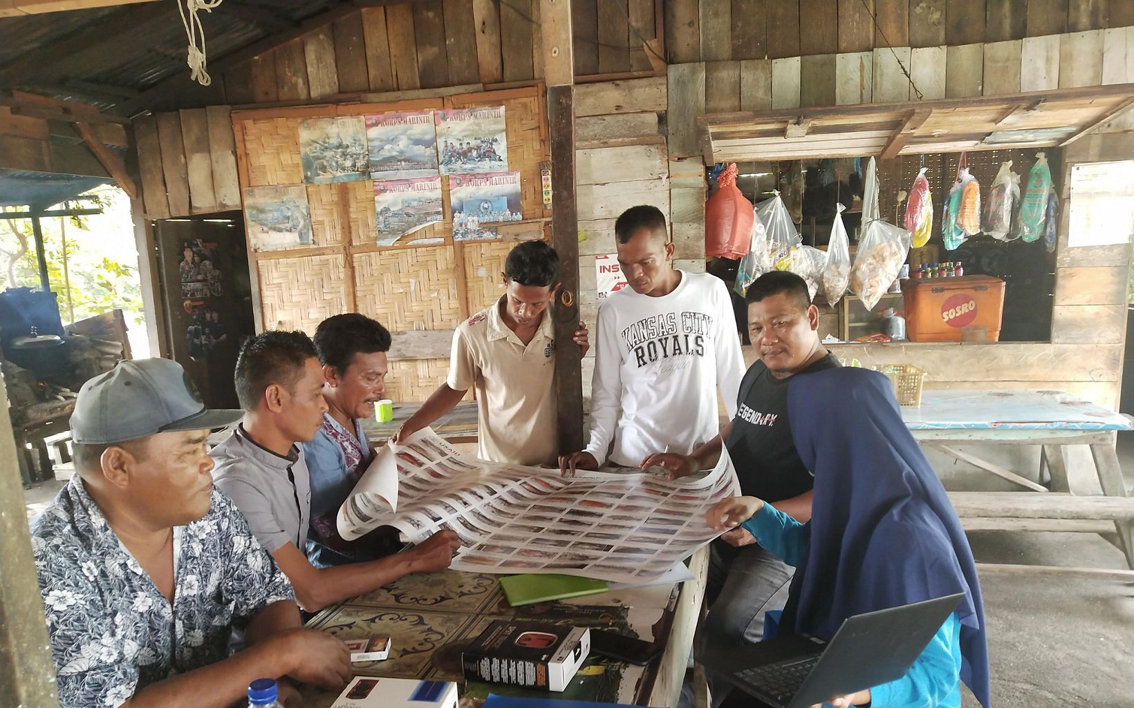 FishFace Counseling The fishermen of Serdang Begadai are observing the presentation from the YKAN field team. © YKAN