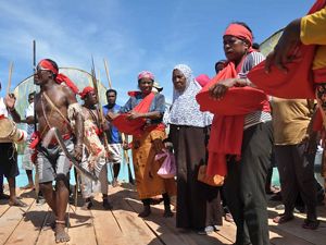 Upacara adat yang sedang dilakuakn oleh masyarakat hukum adat Misool Timur, Kepulauan Raja Ampat, Papua Barat Indonesia.