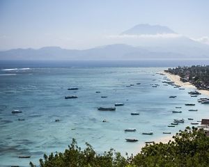 Barcos de pesca y granjas de algas marinas pueblan las aguas frente a la costa de la isla de Lembongan, Indonesia.