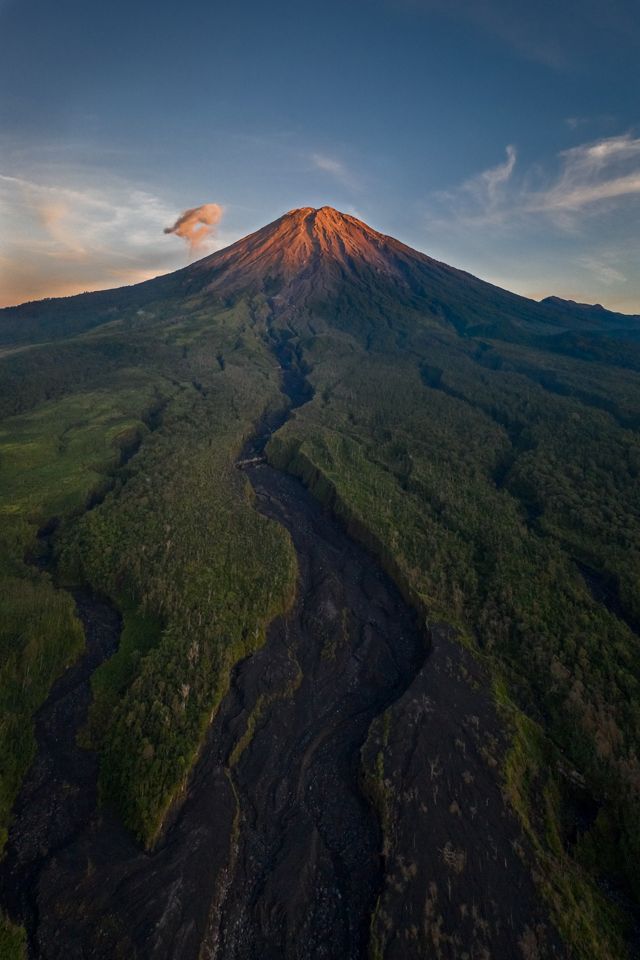 Keindahan Gunung Semeru, gunung tertinggi di Pulau Jawa.
