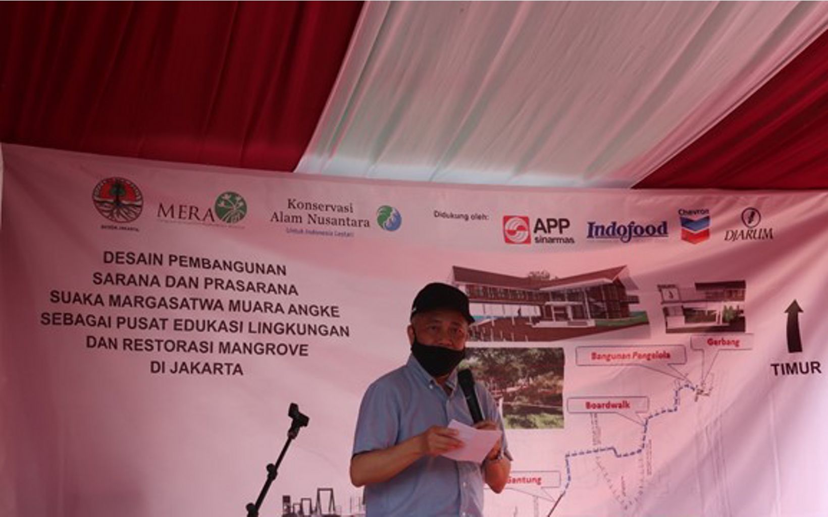 
                
                  Pidato Direktur Jenderal KSDAE KLHK Wiratno memberikan pidato dalam acara Peletakan Batu Pertama Pembangunan Sarana dan Prasarana Suaka Margasatwa Muara Angke (SMMA) Jakarta.
                  © Dzimar Akbarur Rokhim - YKAN
                
              