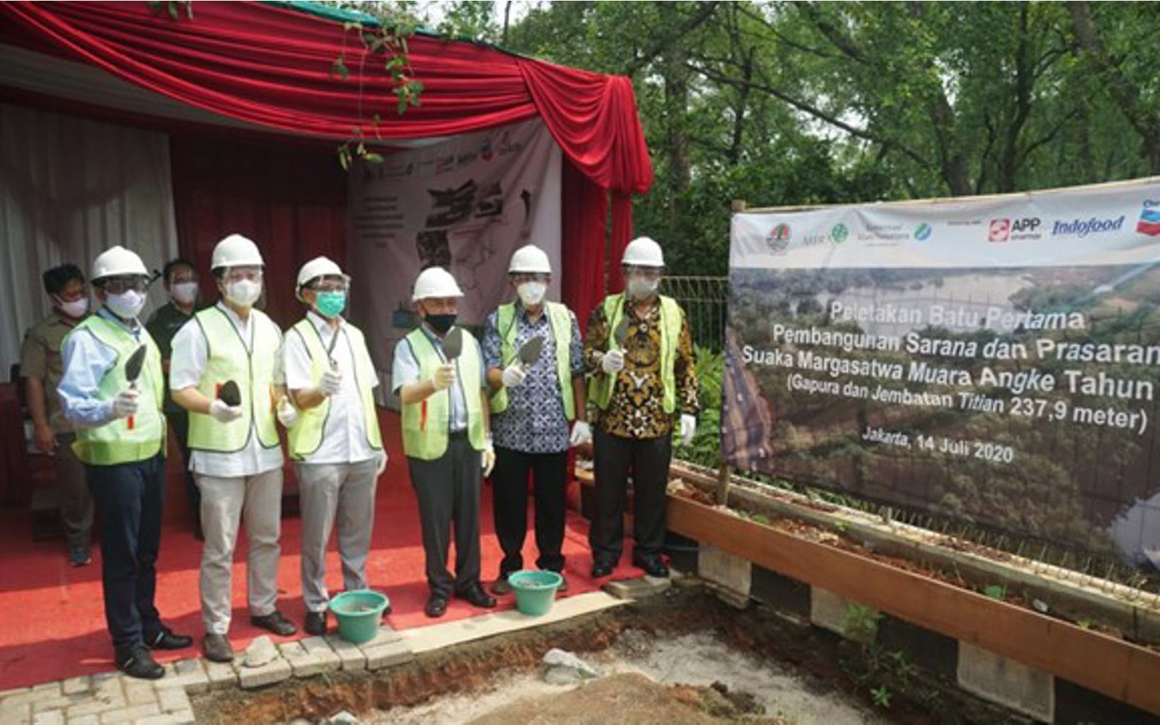 
                
                  Groundbreaking Director General of KSDAE KLHK Wiratno took a photo with representatives from the Nusantara Nature Conservation Foundation and four MERA partners.
                  © Dzimar Akbarur Rokhim - YKAN
                
              
