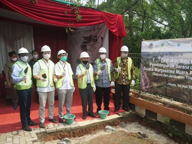 Direktur Jenderal KSDAE KLHK Wiratno berfoto bersama dengan perwakilan dari Yayasan Konservasi Alam Nusantara dan empat mitra MERA.