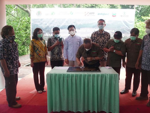 Bersama DirJen KSDAE KLHK Bapak Wiratno menandatangani prasasti peresmian sarana dan prasarana Suaka Margasatwa Muara Angke Jakarta.