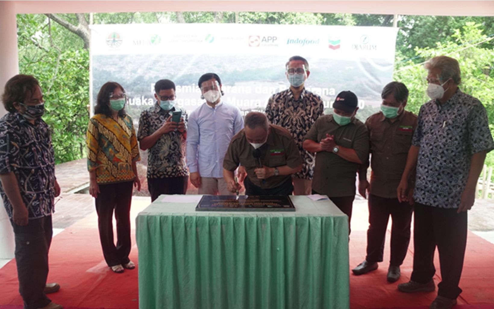Peresmian  Bersama DirJen KSDAE KLHK Bapak Wiratno menandatangani prasasti peresmian sarana dan prasarana Suaka Margasatwa Muara Angke Jakarta. © YKAN