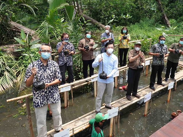 Symbolically planting mangroves for the inauguration of the facilities and infrastructure of the Suaka Margasatwa Muara Angke.
