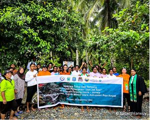 Foto bersama seluruh kelompok Joom Jak Sasi bersama Direktur Yayasan Nazaret Papua Barat Tri Kurnia, Indonesia Oceans Program Manager Yayasan Konservasi alam Nusantara Hilda Lionata, dan perwakilan Tim Institut Pertanian Bogor, Prof. Mala setelah upacara penutupan wilayah sasi di Kampung Aduwei, September 2022.