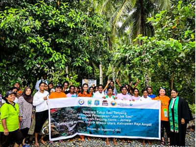 Foto bersama seluruh kelompok Joom Jak Sasi bersama Direktur Yayasan Nazaret Papua Barat Tri Kurnia, Indonesia Oceans Program Manager Yayasan Konservasi alam Nusantara Hilda Lionata, dan perwakilan Tim Institut Pertanian Bogor, Prof. Mala setelah upacara penutupan wilayah sasi di Kampung Aduwei, September 2022.