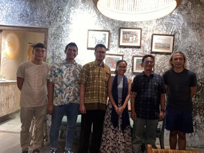 YKAN bersama dengan Sub Koordinator Pengawasan dan Pengendalian Mutu BKIPM Denpasar Putu Eka Sudaryatma, Kepala Sub bagian Umum BKIPM Denpasar Renest, Direktur CV. Bali Sustainable Seafood (BSS) Hema Sitorus, dan Kepala Balai Karantina Ikan dan Pengendalian Mutu Denpasar Anwar saat jumpa pers di Restoran Lilla Pantai, Sanur, Bali, yang mendapat pasokan ikan dari BSS yang hanya menyajikan ikan berukuran dewasa.