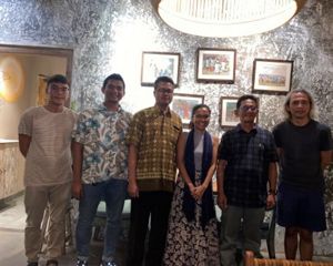 YKAN bersama dengan Sub Koordinator Pengawasan dan Pengendalian Mutu BKIPM Denpasar Putu Eka Sudaryatma, Kepala Sub bagian Umum BKIPM Denpasar Renest, Direktur CV. Bali Sustainable Seafood (BSS) Hema Sitorus, dan Kepala Balai Karantina Ikan dan Pengendalian Mutu Denpasar Anwar saat jumpa pers di Restoran Lilla Pantai, Sanur, Bali, yang mendapat pasokan ikan dari BSS yang hanya menyajikan ikan berukuran dewasa.