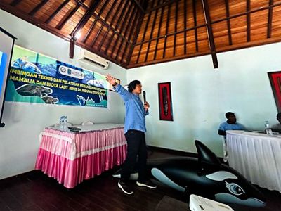 Pemaparan materi terkait penanganan mamalia laut dan biota laut jenis dilindungi yang terdampar.