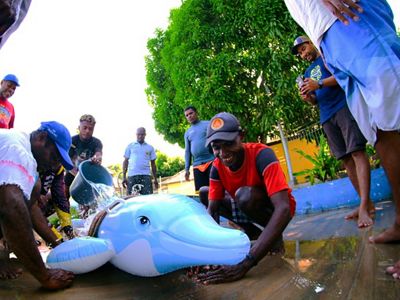 Simulasi penyelamatan mamalia laut yang terdampar dalam keadaan masih hidup, dengan cara menyiram air dan membungkusnya dengan kain basah untuk menyeimbangkan suhu tubuh mamalia.