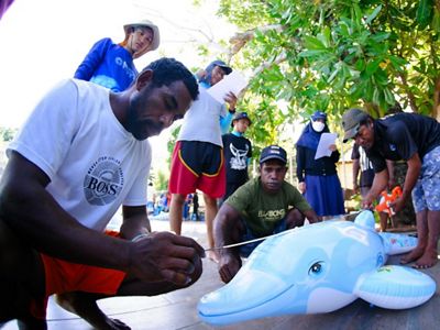 Simulasi pengukuran morfometrik mamalia laut yang terdampar dalam keadaan telah mati.