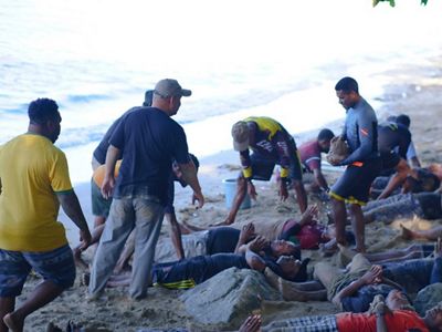 Simulasi penanganan kejadian mamalia laut yang terdampar massal. Simulasi diperagakan langsung oleh peserta pelatihan.