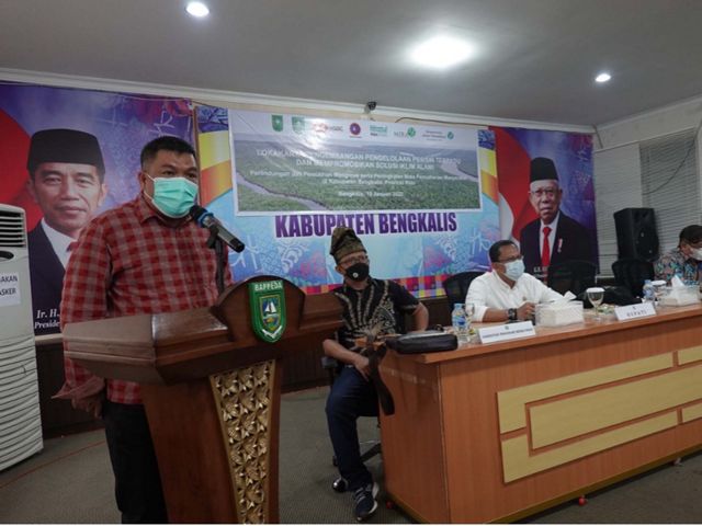Kepala Dinas Lingkungan Hidup dan Kehutanan Provinsi Riau Mamun Murod menyampaikan paparan dalam acara Lokakarya Program Pengembangan Pengelolaan Pesisir Terpadu dan Mempromosikan Solusi Iklim Alami di Kabupaten Bengkalis (19/1).
