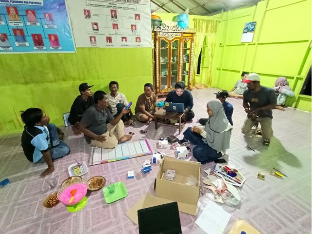 Training on the CODRS method for monitoring grouper snapper fishery data with Bontang, East Kalimantan fishermen. 