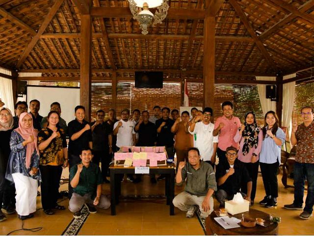 Foto bersama para peserta pertemuan multipihak yang terdiri dari pejabat senior Pemerintahaan Daerah Kabupaten Bulungan, Yayasan Konservasi Alam Nusantara (YKAN), Yayasan Pionir, Yayasan Institute for Research and Empowerement (IRE), dan Yayasan Nastari.