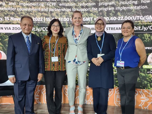 (From left) Prof. Dr. Daddy Ruhiyat, Chairperson of the Regional Council for Climate Change in East Kalimantan; Herlina Hartanto, Executive Director of YKAN; Rane Cortez, Global Director of Natural Climate Solutions at The Nature Conservancy; Sri Wahyuni, Regional Secretary of East Kalimantan Province and Maria Elena Herrera Ugalde, National Forest Financing Fund Costa Rica in a discussion with the theme “Forest Carbon Partnership Facility's Emission Reduction Program in East Kalimantan, Indonesia: Progress and Lessons Learned”, at the Indonesia Pavilion in a series of COP27 events in Egypt, Tuesday (15/11/2022).