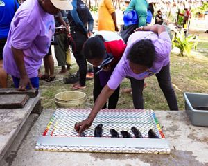 Kelompok Zakan Day sedang menyortir teripang tangkapan dari hasil buka sasi pada 15 November 2022.