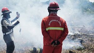 Mengukur kualitas udara saat uji coba pembakaran lahan gambut