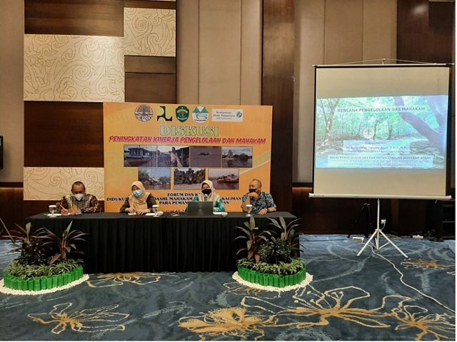 Mahakam Watershed Forum Chair Mislan, UGM Geography Faculty Lecturer Nugroho Christanto, and Berau Mahakam Watershed and Protected Forest Evaluation Section Head Selly Oktas Hariany Ayub became resource persons "Discussion of Mahakam Watershed Management Study" in Samarinda, Friday, March 25, 2022. 
