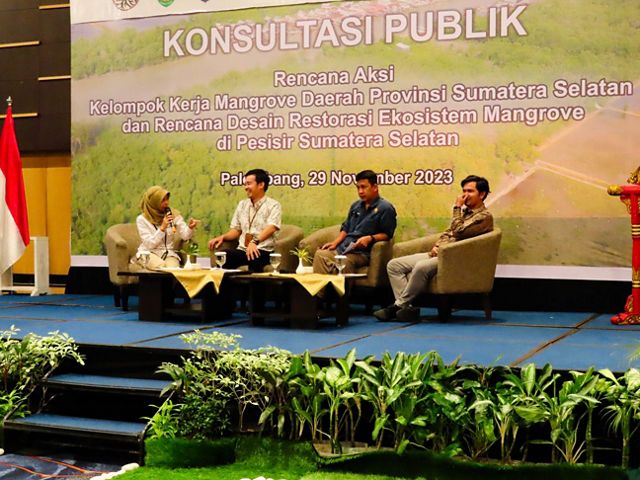 Diskusi Sesi 2 terkait hasil kajian mangrove di Pesisir OKI dan strategi restorasinya oleh Kasi Perencanaan dan Evaluasi DAS (BPDAS Musi), diwakili oleh Yusril Abidin, S.Hut.; akademisi Universitas Sriwijaya, Tengku Zia Ulqodry, Ph.D; dan peneliti mangrove YKAN, Topik Hidayat, S.Hut, M.Si. Diskusi ini dipandu oleh Yunita Dwi Hastuti, S.Hut.