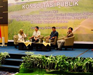 Diskusi Sesi 2 terkait hasil kajian mangrove di Pesisir OKI dan strategi restorasinya oleh Kasi Perencanaan dan Evaluasi DAS (BPDAS Musi), diwakili oleh Yusril Abidin, S.Hut.; akademisi Universitas Sriwijaya, Tengku Zia Ulqodry, Ph.D; dan peneliti mangrove YKAN, Topik Hidayat, S.Hut, M.Si. Diskusi ini dipandu oleh Yunita Dwi Hastuti, S.Hut.